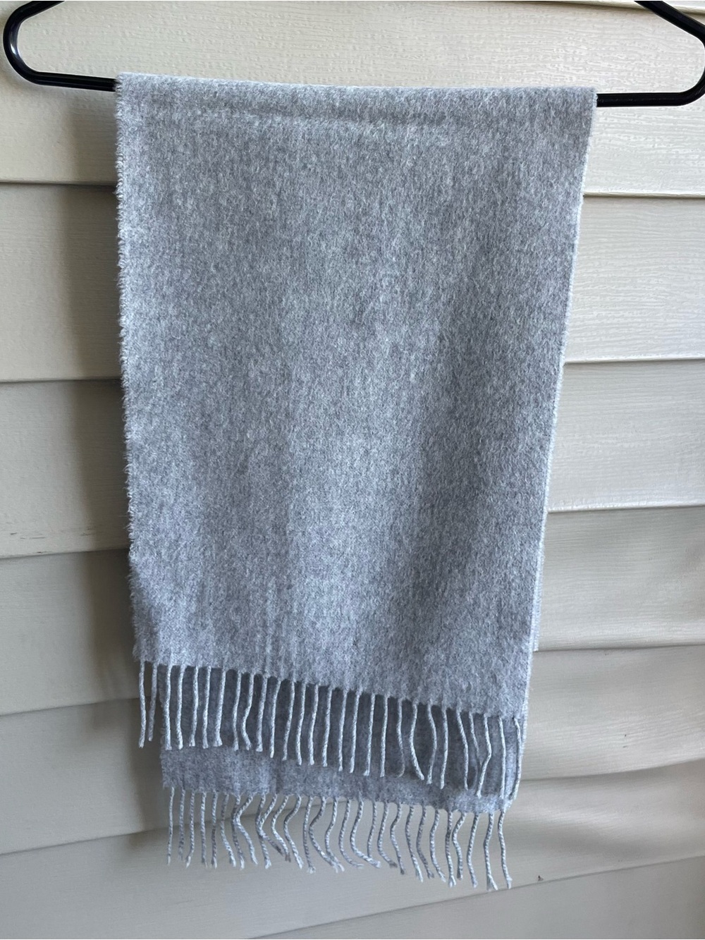 Saks Fifth Avenue Cashmere Fringed Womens Scarf Gray 65x11 Rectangular Luxury